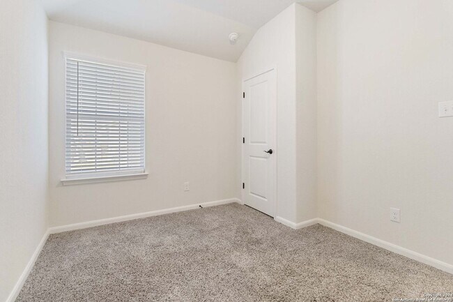 Photo - 13822 Enzo Gate