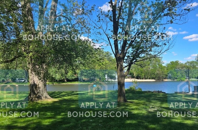 LAKEFRONT 2 BEDROOM HOME W/OFFICE! - LAKEFRONT 2 BEDROOM HOME W/OFFICE!