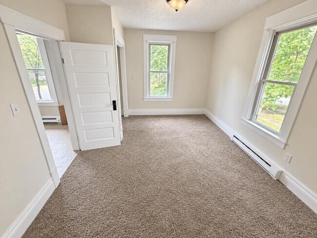 215 3rd Ave NE Unit 215 3rd Ave NE Upper unit