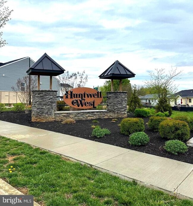 Photo - 369 Huntwell W Ave