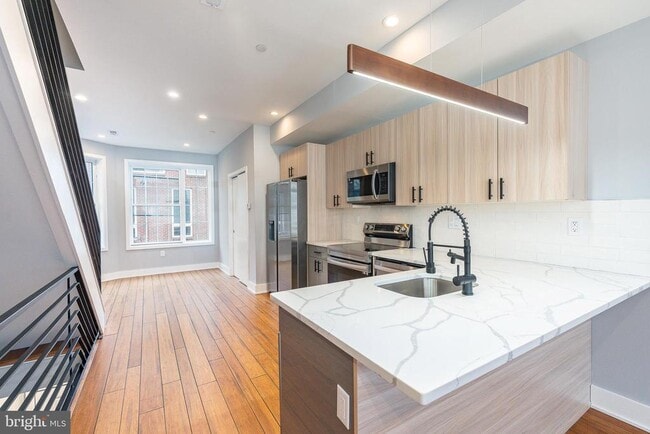 Photo - 2821 Livingston St