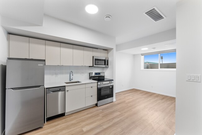 Photo - 12327-12107 107 St NW