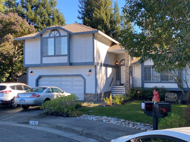 Photo - 1196 Hawthorne Ct