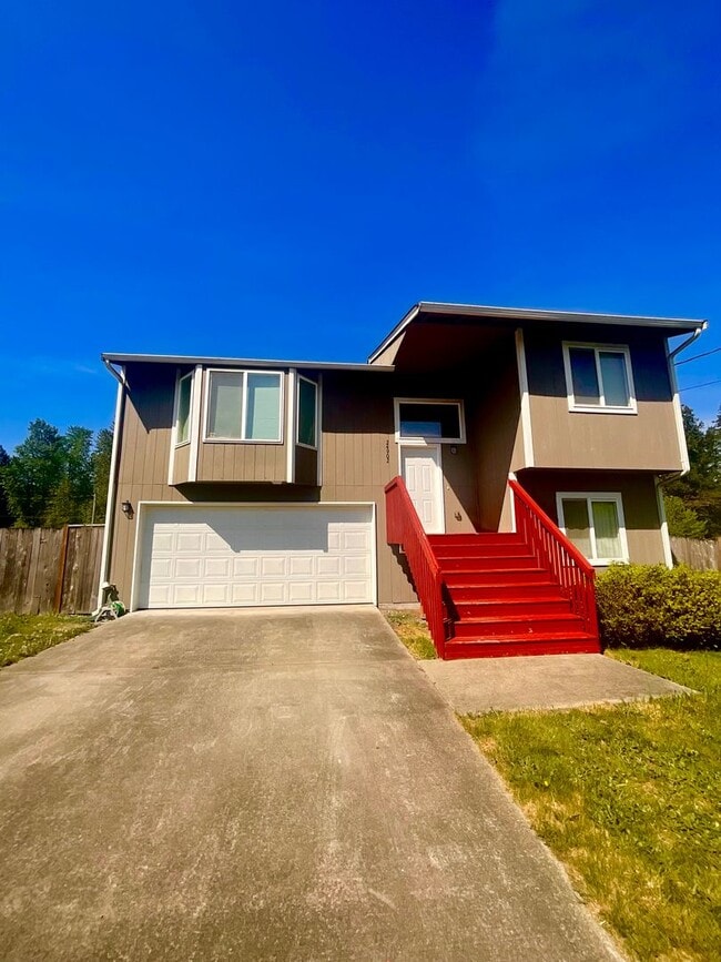 Building Photo - Spacious 3 Bedroom, 2 Bathroom Home!