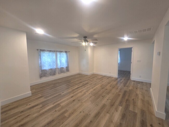 2842 W Elm St