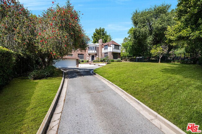 Photo - 2441 Glendower Ave