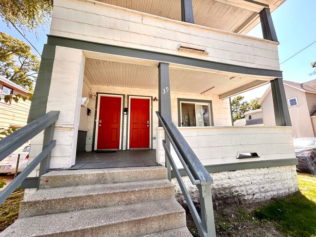 Building Photo - 39 Iona Ave Unit #2