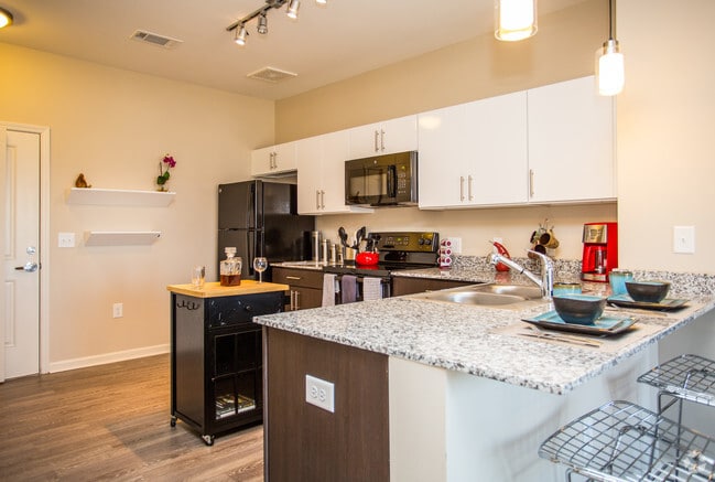 2BR, 2BA - 921 SF - The Pad on Harvard
