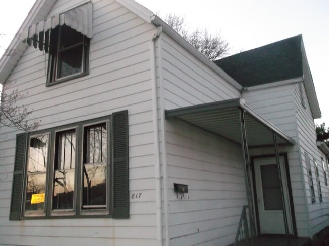 Building Photo - 4 Bed, 2 Bath/Remodled