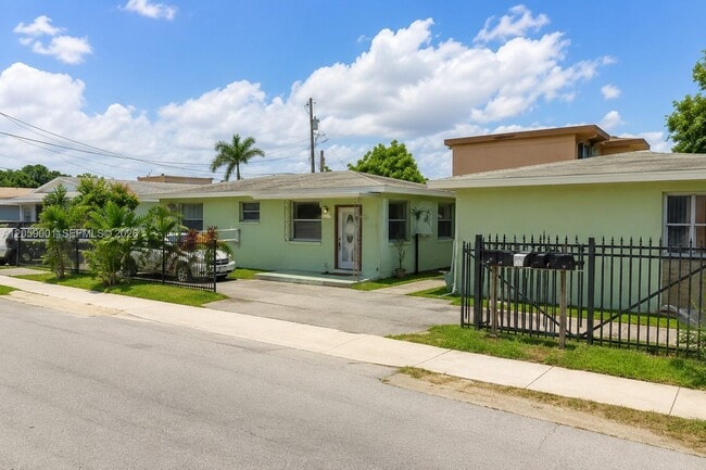 Building Photo - 3210 NW 22nd Ave Unit 1
