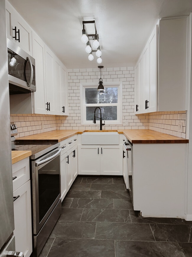 Farmhouse sink - 9275 1st St