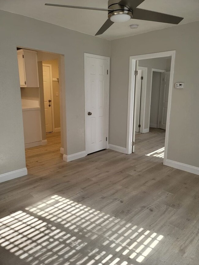 Building Photo - 4422.5-44245 Stanford Ave Unit 4422 1/2