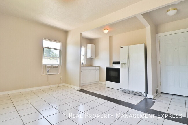 Photo - Great Upper level 1 Bedroom Apartment Unidad 3225-03