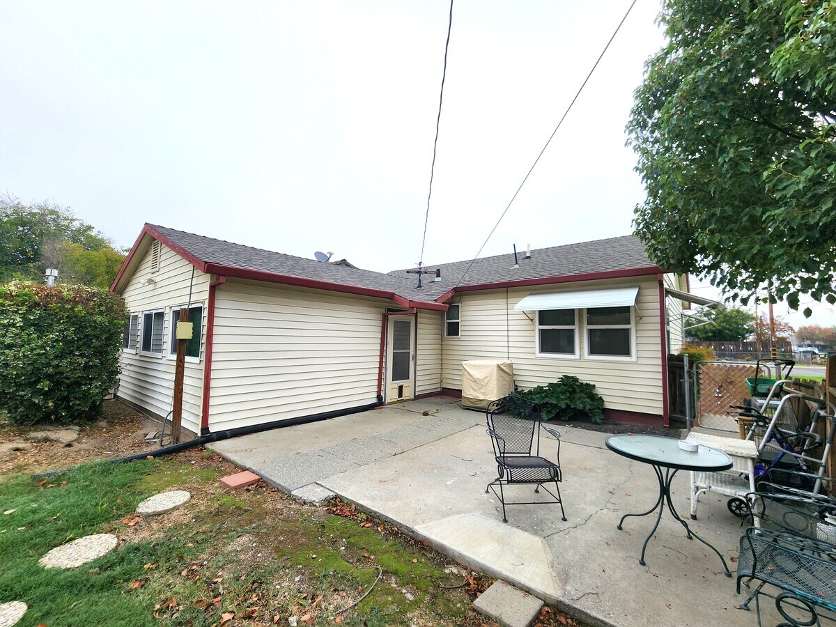 Photo - 1130 East St