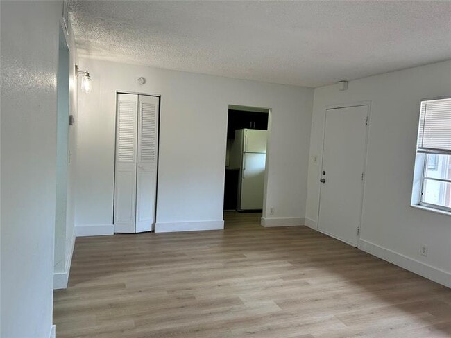 Photo - 241 SE 9th Ave Unidad 208