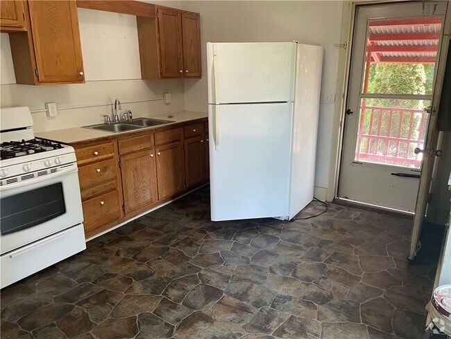 Building Photo - 7 Wells Ave Rental
