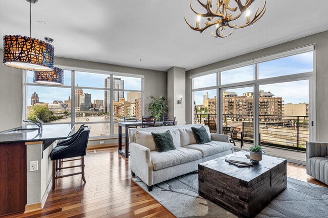 Photo - 106 W Seeboth St