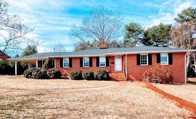 Building Photo - Great 4 Bedroom House