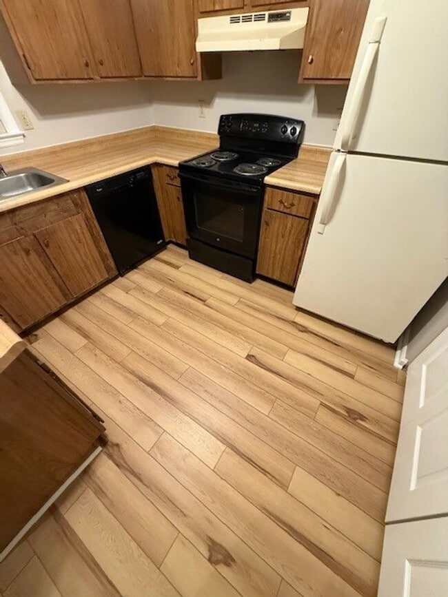 Photo - Lovely 3 BR House in South Lexington! New Paint & Flooring! Fenced Backyard, Off-Street Parking