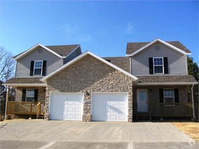 Building Photo - 3 bedroom, 2.5 bathroom duplex located clo... Rental