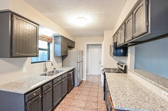 Photo - 6019 Coachgate Dr