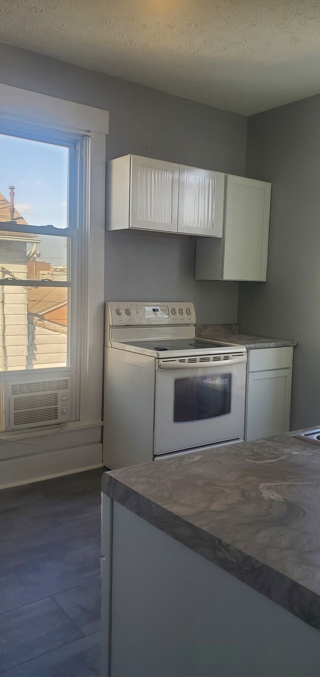 Estufa, refrigerador y unidad de aire acondicionado incluidos. - 131 S 7th St Unidad 131 Up
