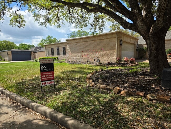 Photo - 406 Fox Briar Ln