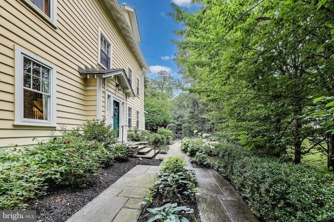 5809 Grosvenor Ln