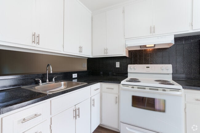 2BR, 1.5BA - 944SF - Stonepine Townhouse - Kitchen