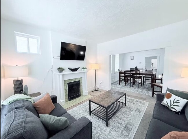 Photo - 779 Simpson Ave