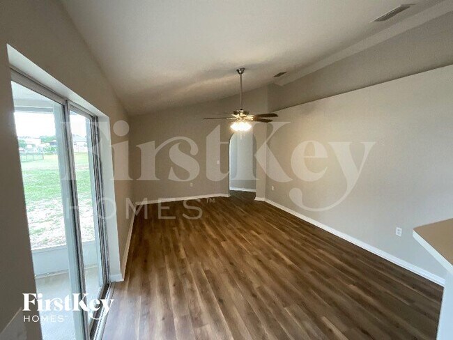 Photo - 331 Columbo St