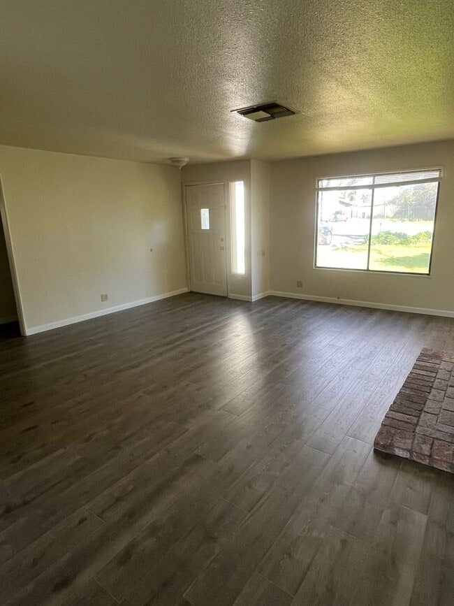 Photo - Beautiful Home tucked in a quiet Cul-de-sac