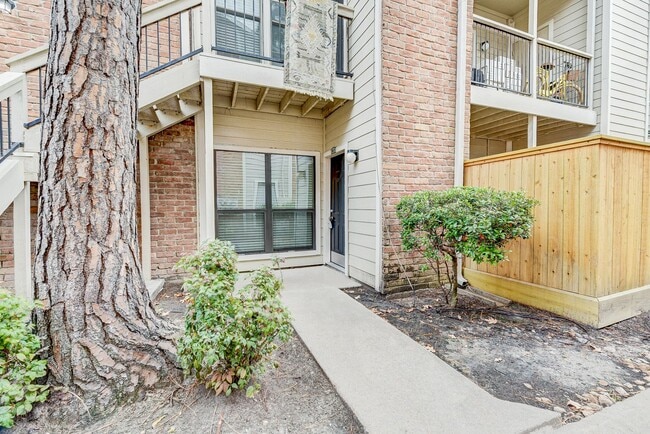 Building Photo - Charming condo in Galleria area! Fridge/Washer/Dryer come with the Unit H1