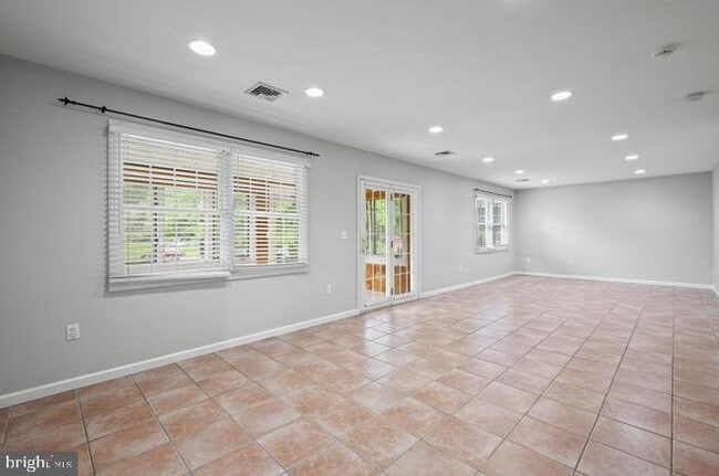 Photo - 262 Crescent Dr