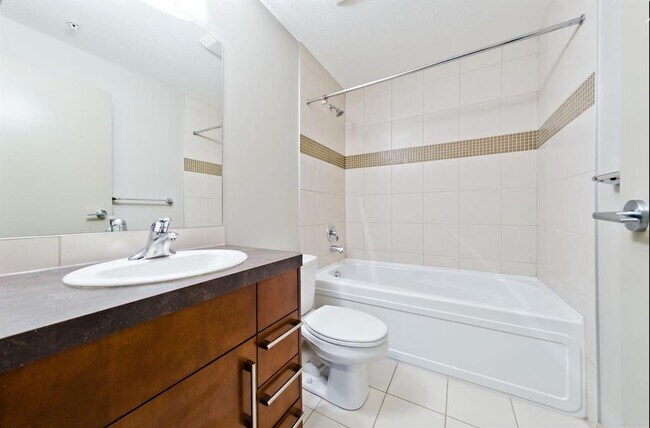 Photo - 210-615 15 Ave SE