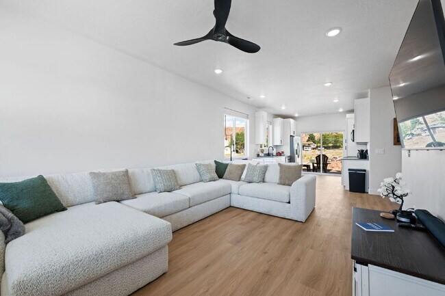 Photo - "Spacious & Stylish 3-Bedroom 2 bath Furnished Haven in Cedar City – Your Perfect Home Awaits!" Unidad 2
