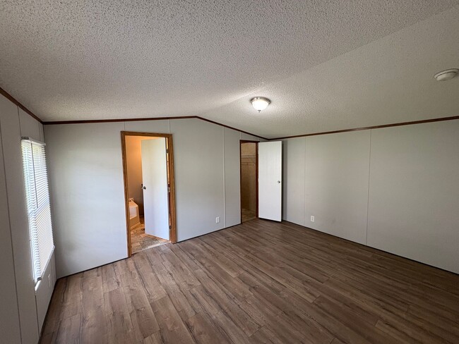 Photo - 70 Henderson Rd