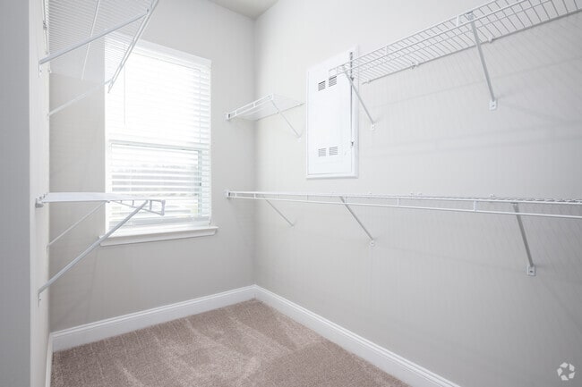 Vienna - Walk-In Closet