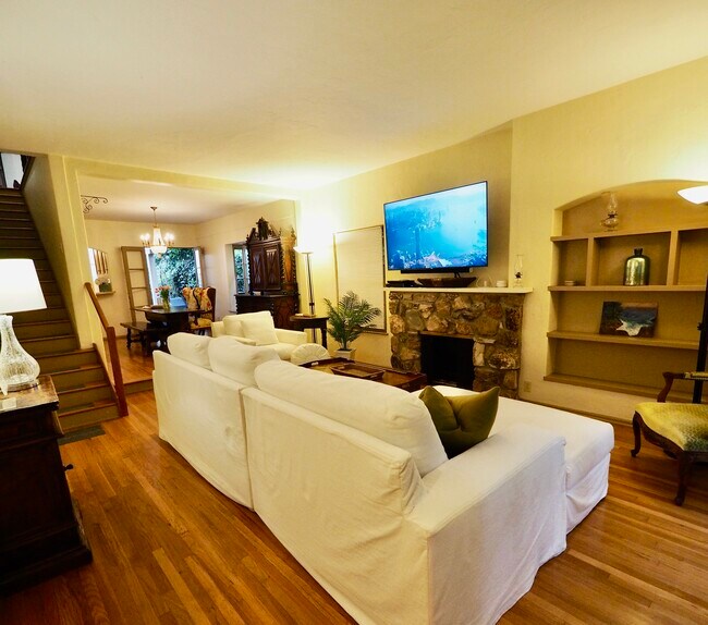 Lovely living room facing dining/kitchen, private back patio - 823 6th St Unit 823 6th St