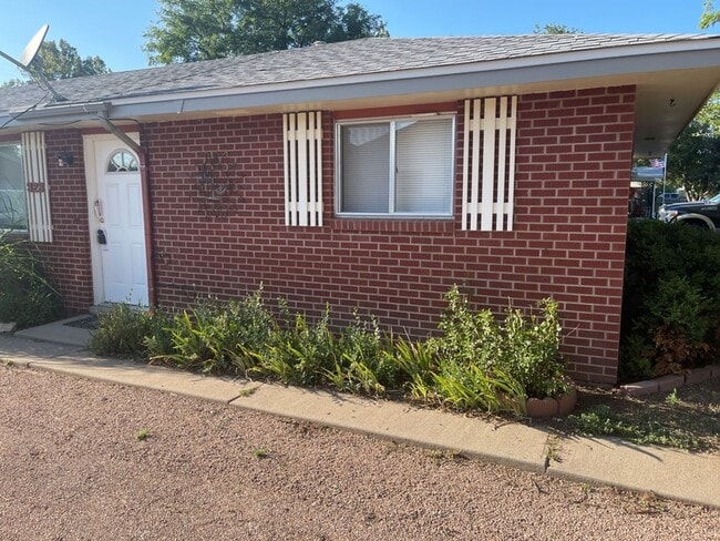 Building Photo - 2 Bed 1 Bath Duplex Rental