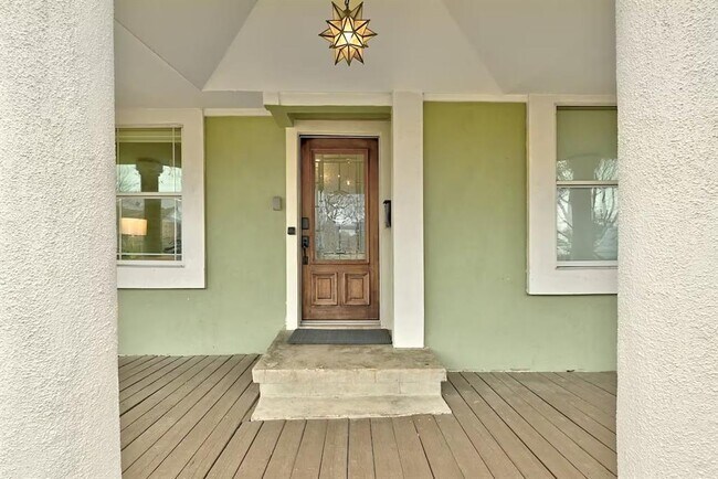 Photo - 2952 Higgins St