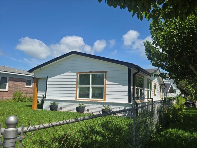 Photo - 5102 Avenue L