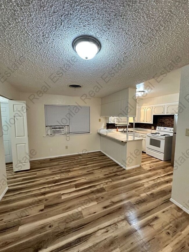 Photo - Cozy 3 bedroom 1.5 bathroom home.