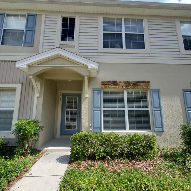 Front of townhome, middle unit - 5808 Fishhawk Ridge Dr Casa Adosada