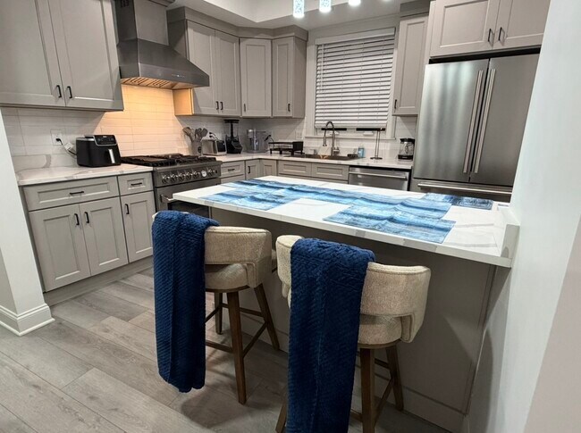18 Dunreath St Unit Furnished 2B 2B Bonus R
