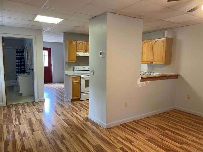 Building Photo - 260 Raymond Hill Rd