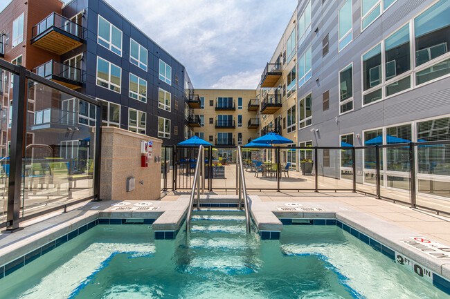 Jacuzzi en el patio - Solaris On Main Apartamentos