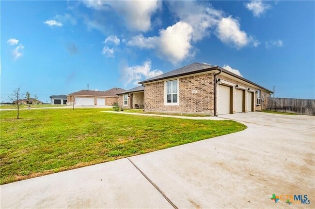 Building Photo - 8119 Green Hill Dr