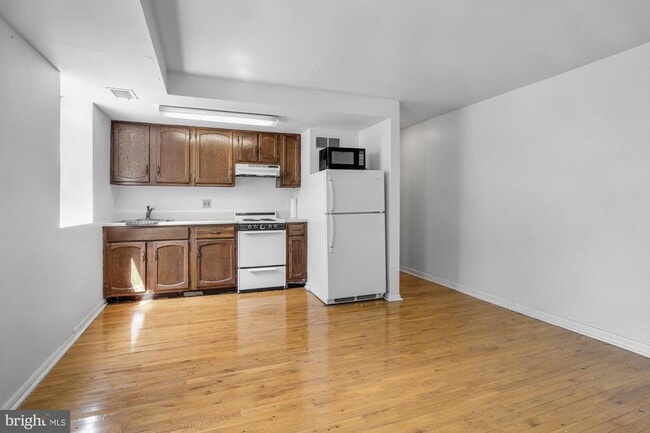 Building Photo - 1928 South St Unit 2R Rental