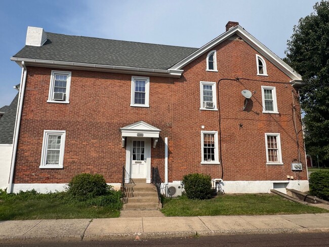 Building Photo - 115 E Broad St Unit Office 2